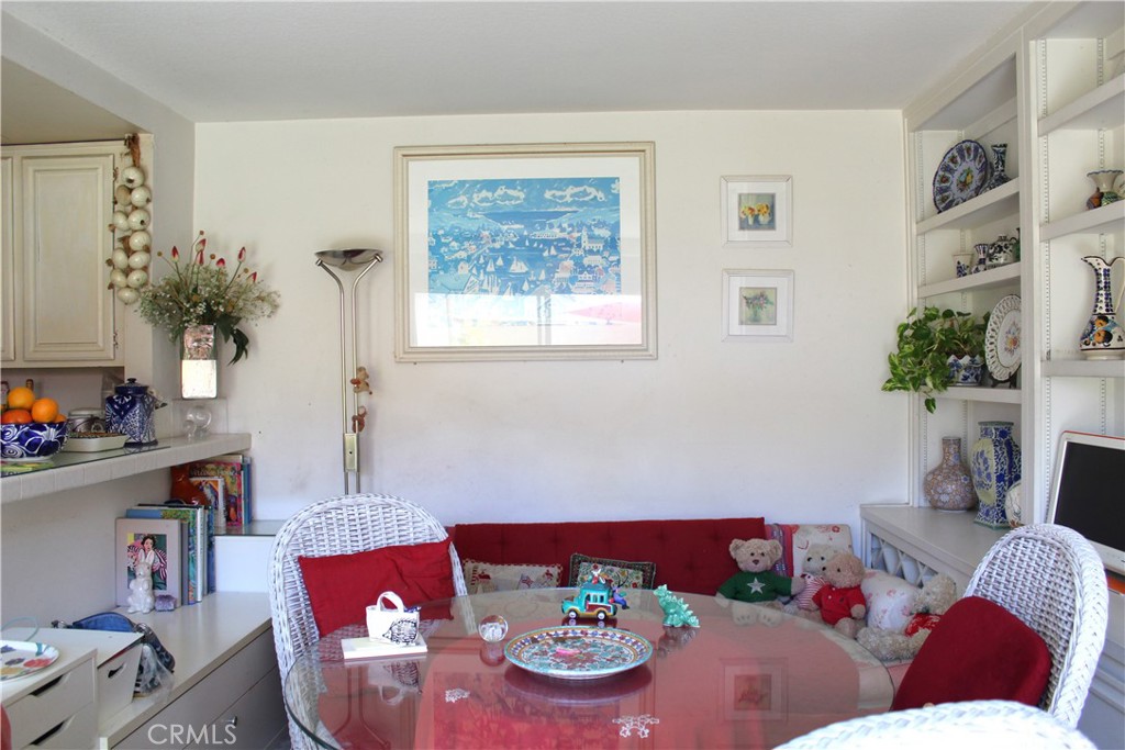 21 Wellesley, Unit 24 Irvine, CA 92612 - Photo 10 of 31 a living room with furniture and a potted plant
