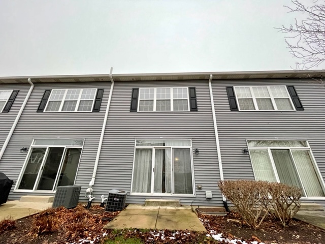 2459 Oneida Lane Naperville, IL 60563 - Photo 2 of 14 front view of a house