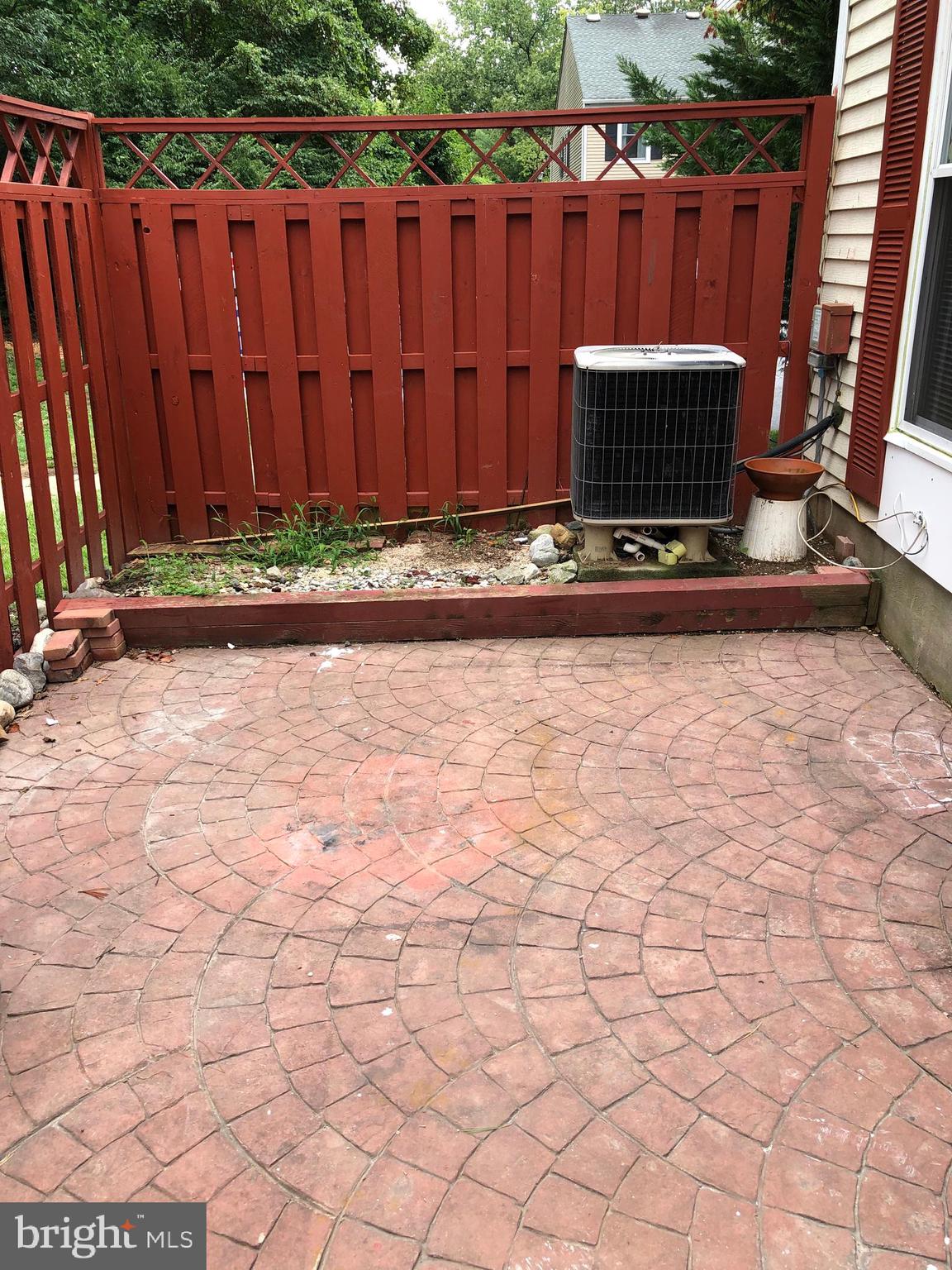BRICK FRONT PATIO FOR MINIMUM MAINTENANCE