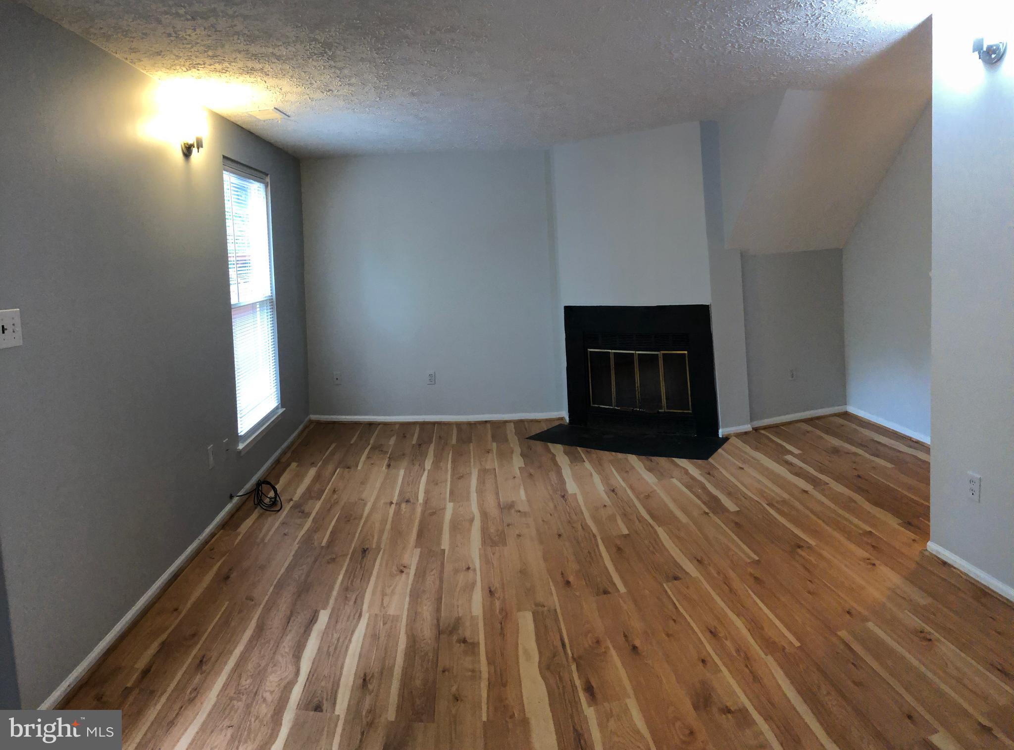 LARGE LIVING ROOM WITH FIREPLACE