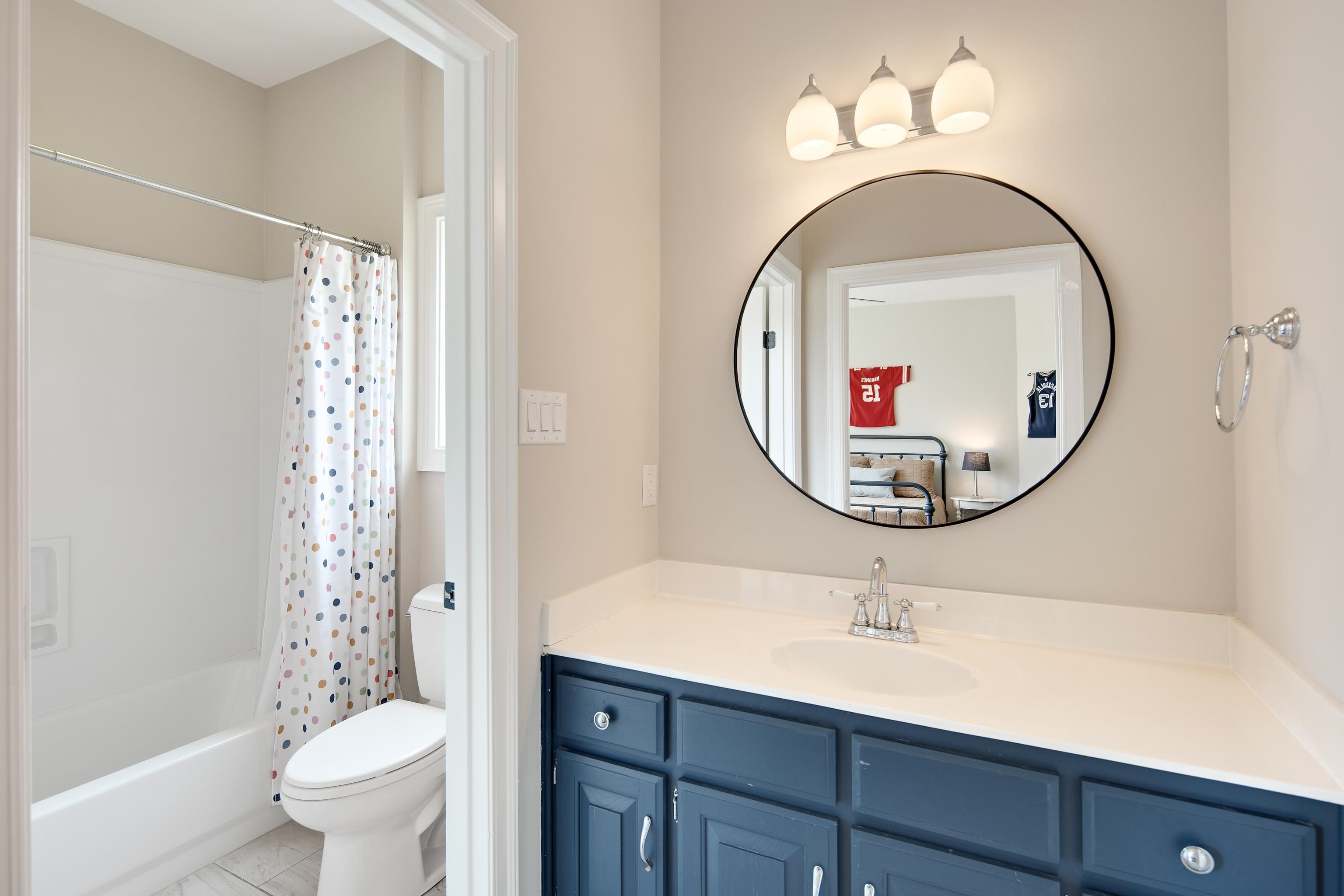 10471 Collierville Road Collierville, TN 38017 - Photo 18 of 40 Full bathroom with toilet, vanity, and shower / tub combo