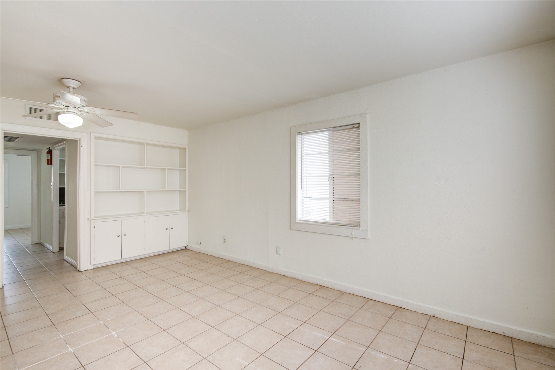 1828 West Main Street, Unit 1 Houston, TX 77098 - Photo 6 of 20 an empty room with a empty space and windows