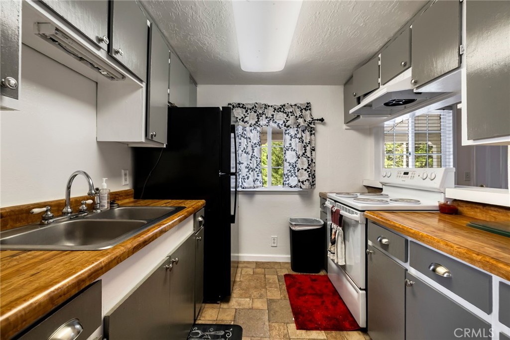 5048 Big Bend Road Oroville, CA 95965 - Photo 27 of 72 a kitchen that has a sink and a stove in it