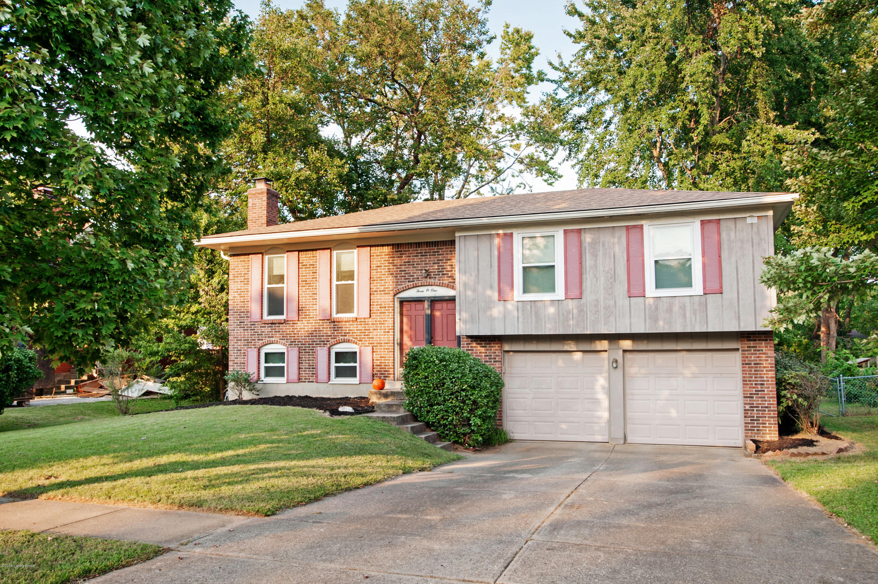 301 Hemingway Road Louisville, KY 40207 - Photo 1 of 40 1 Main Front