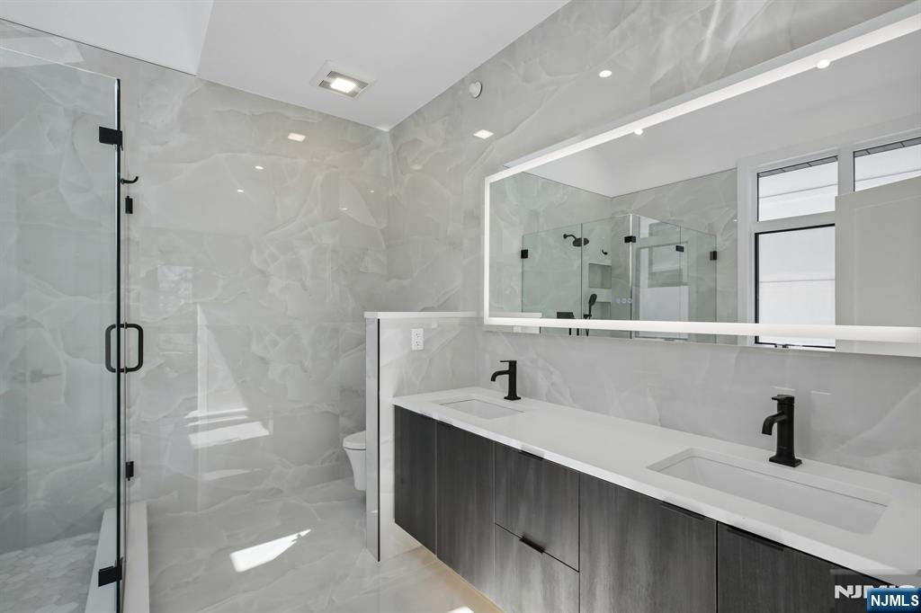2189 Jones Road Fort Lee, NJ 07024 - Photo 15 of 32