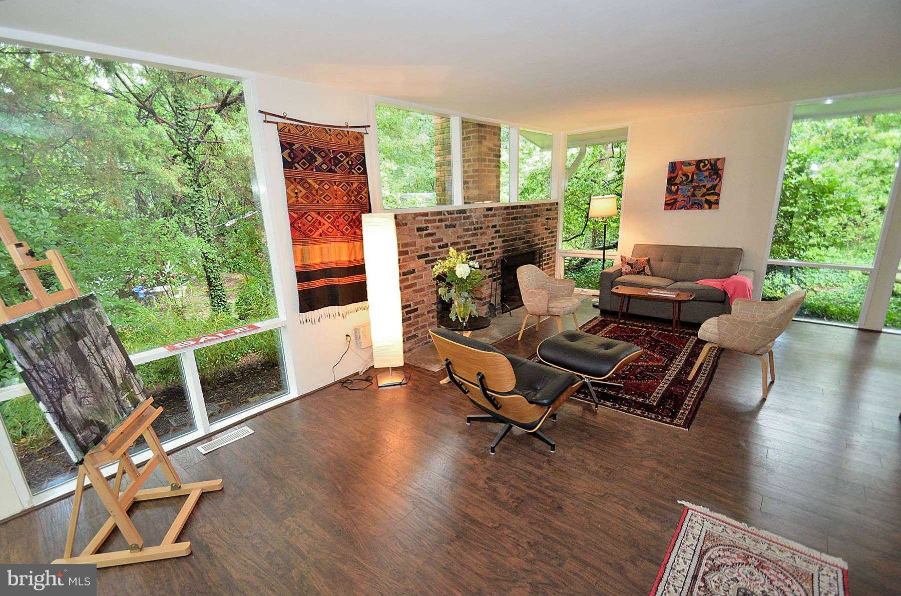 2305 Glasgow Road Alexandria, VA 22307 - Photo 2 of 22 Living Room