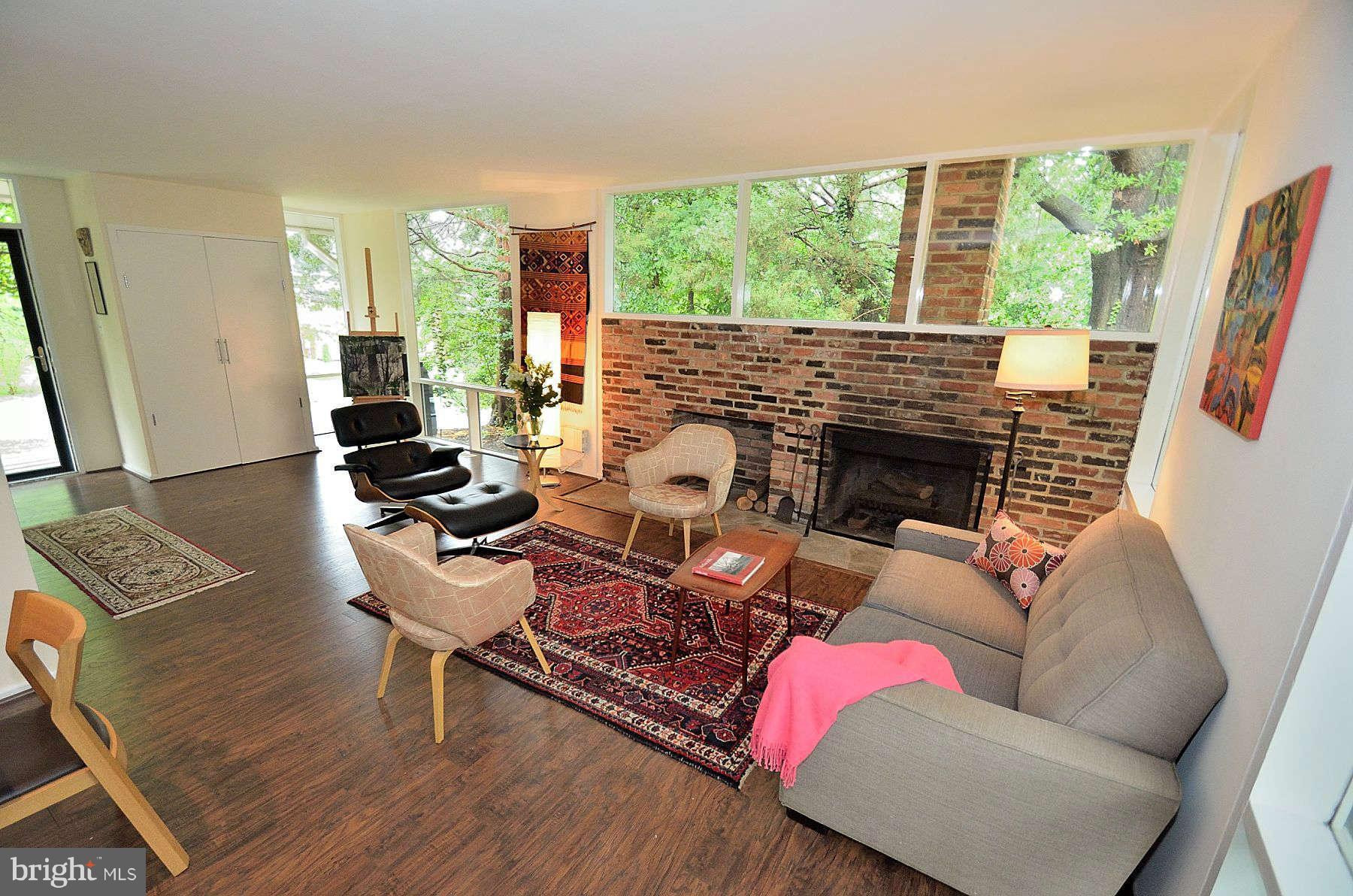 2305 Glasgow Road Alexandria, VA 22307 - Photo 8 of 22 Living Room