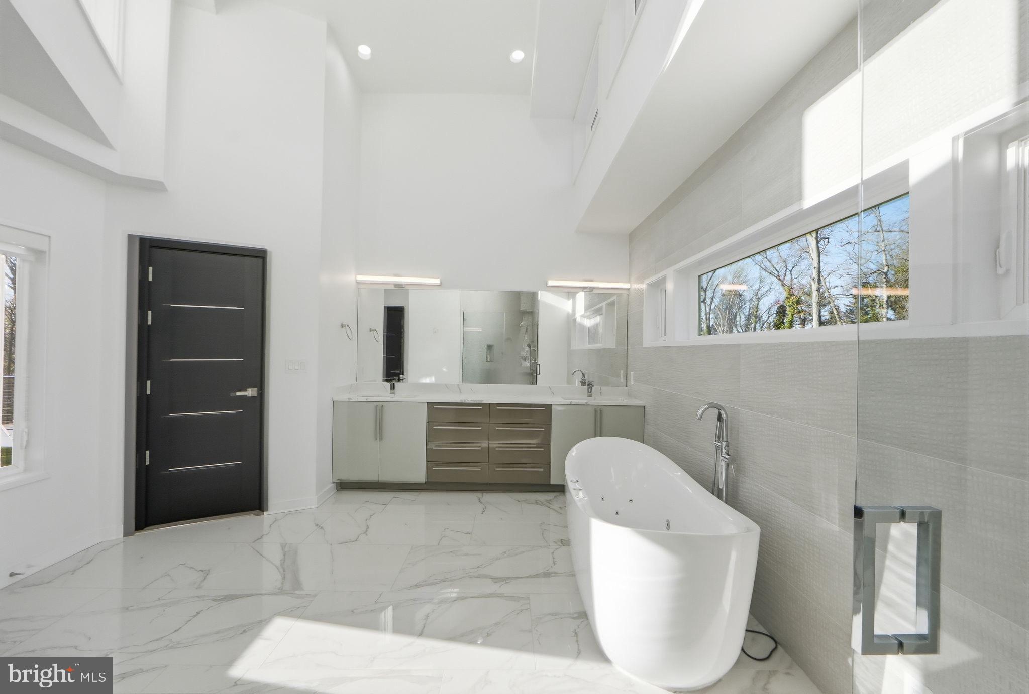 2368 Hunter Mill Road Vienna, VA 22181 - Photo 37 of 74 a bathroom with a bathtub and toilet