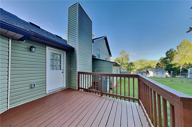 a view of front of a house with a yard