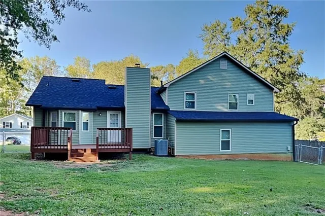 a black and white photo of a room