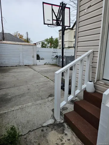 a view of entryway with a front door