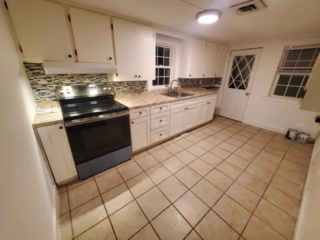 $2,750 | 23 Lantern Lane, Unit 1, Halifax, MA 02338