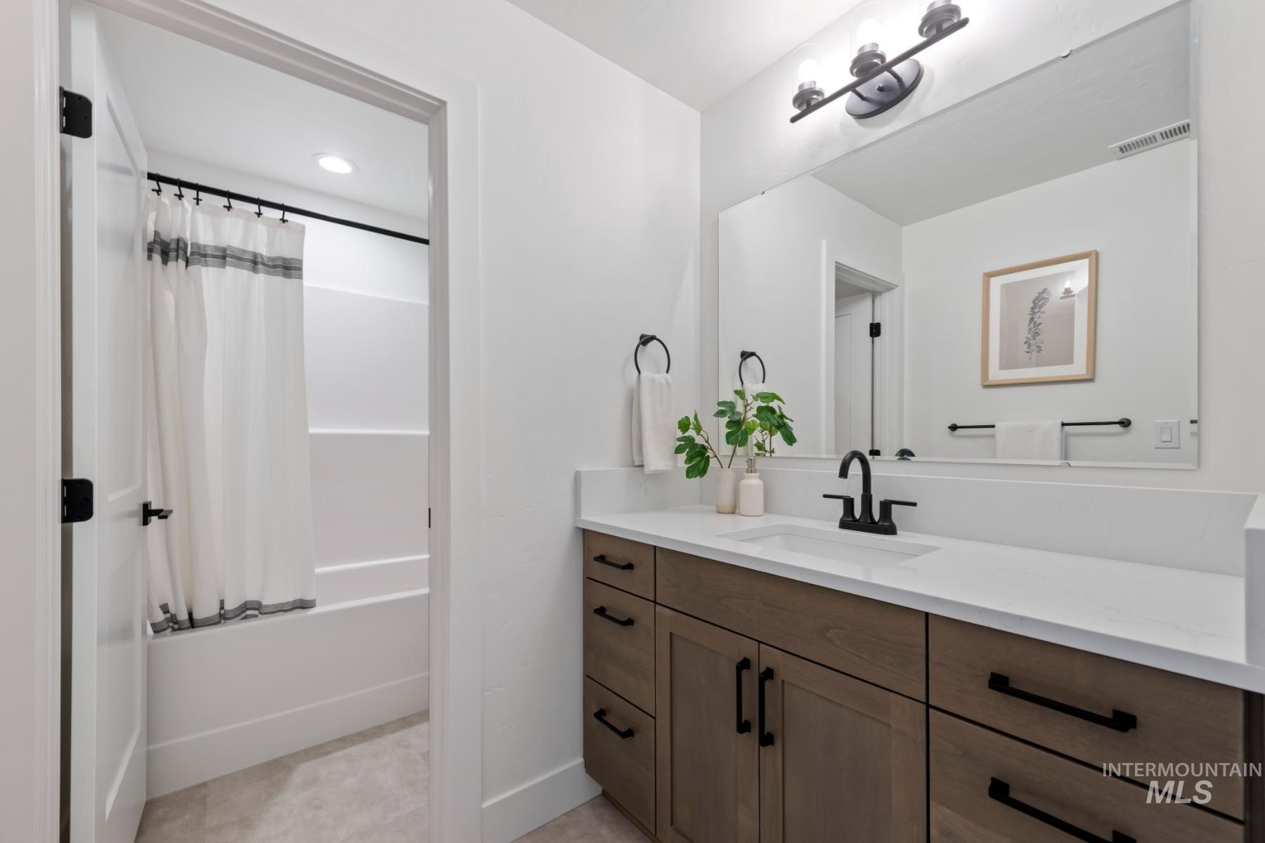 945 West Malbar Street Meridian, ID 83646 - Photo 27 of 42 Full bath featuring shower / bath combo and vanity