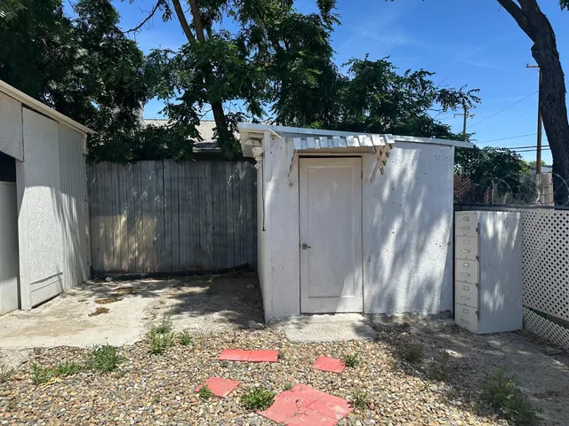 a view of entryway with garden and patio