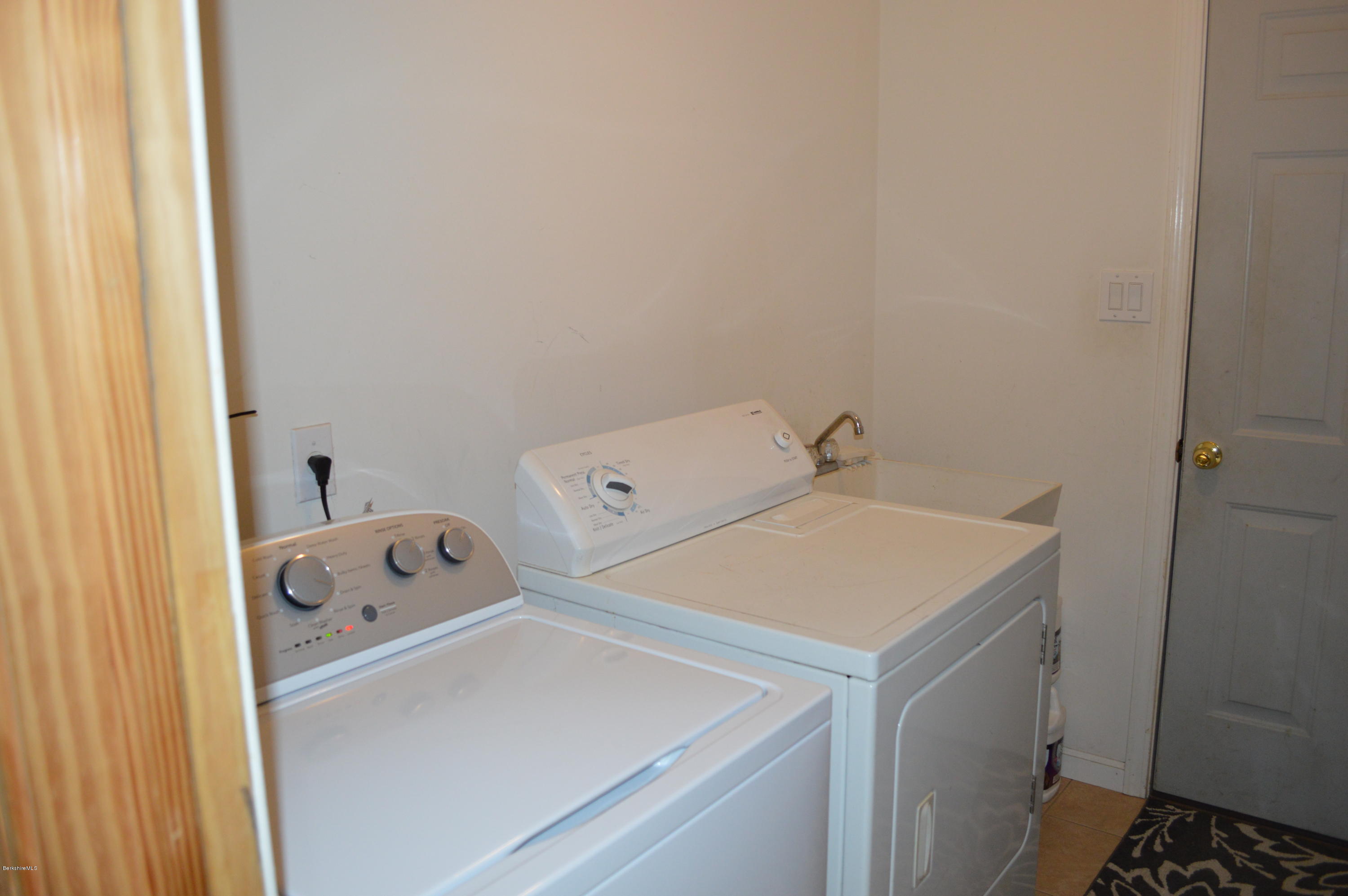 753 Upper Valley Road Washington, MA 01223 - Photo 13 of 32 a utility room with dryer and washer