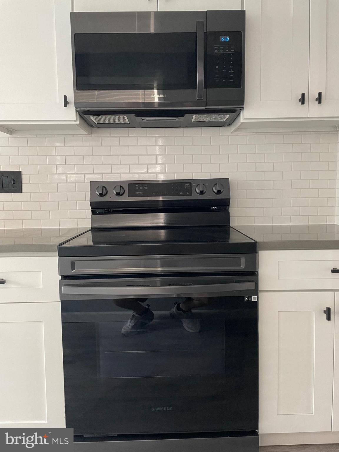 1654 East Lycoming Street Philadelphia, PA 19124 - Photo 9 of 32 Black Samsung Stainless Steel Appliances