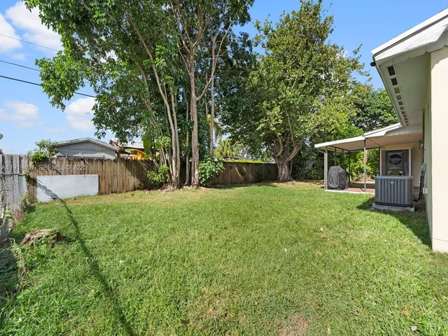 a view of a house with backyard and garden