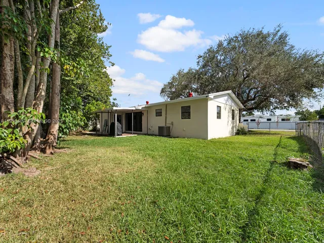 a view of a house with backyard and garden
