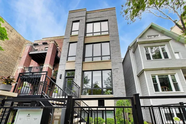 $4,900 | 3740 North Clifton Avenue, Unit 2, Chicago, IL 60613