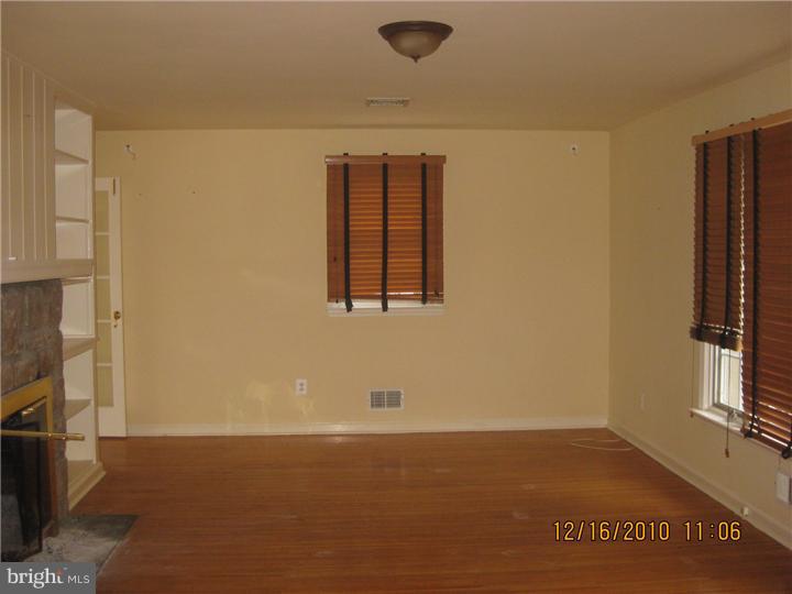 665 Pinetree Road Abington, PA 19046 - Photo 3 of 6 Living Room