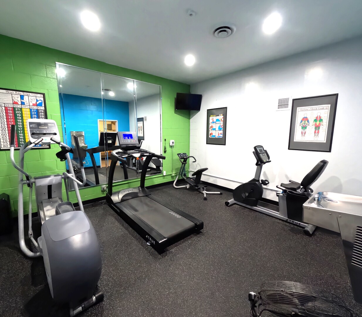 6325 North Sheridan Road, Unit 2003 Chicago, IL 60660 - Photo 12 of 17 a living room with furniture gym equipment and a flat screen tv