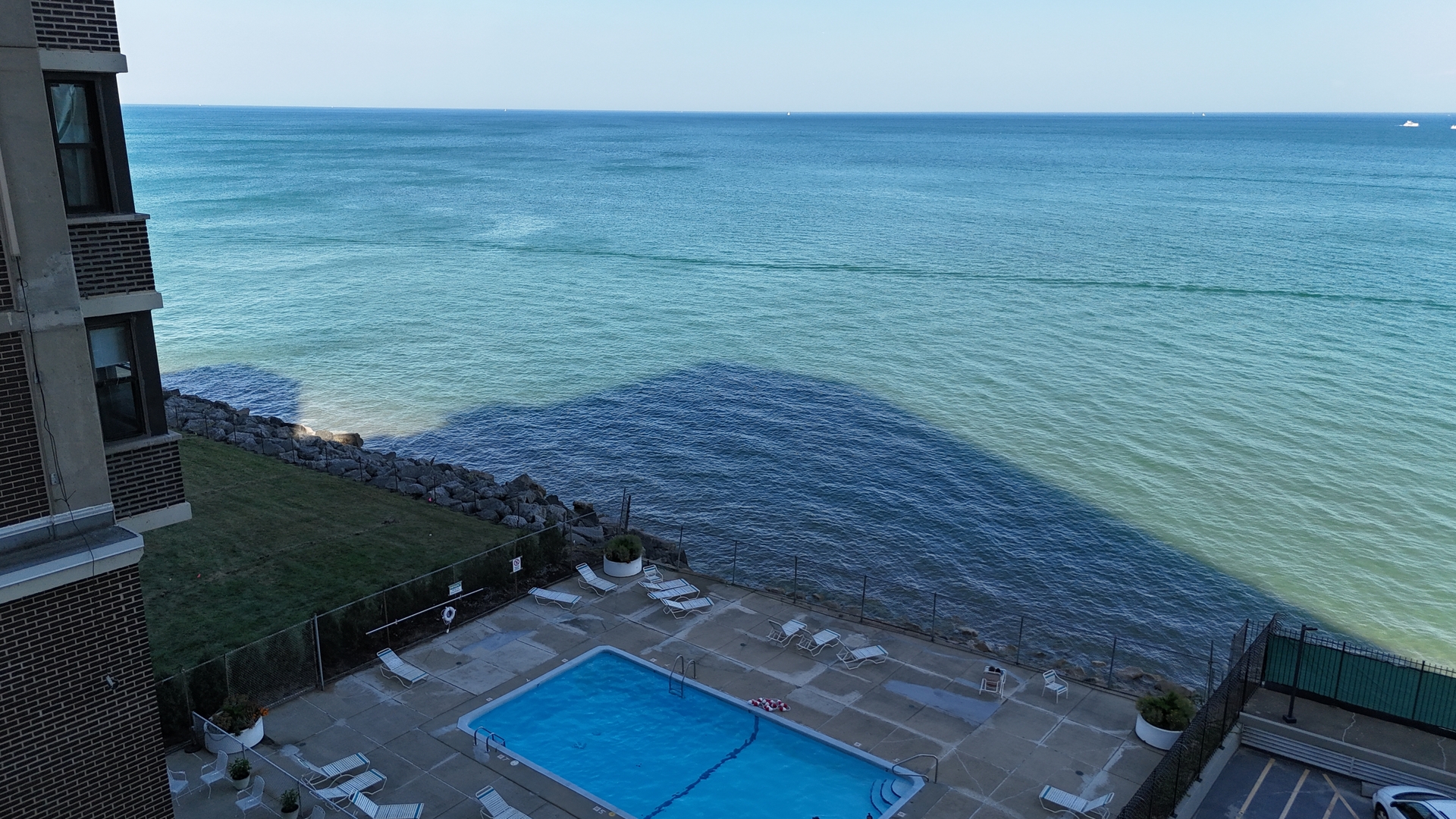 6325 North Sheridan Road, Unit 2003 Chicago, IL 60660 - Photo 14 of 17 a view of an ocean from stairs