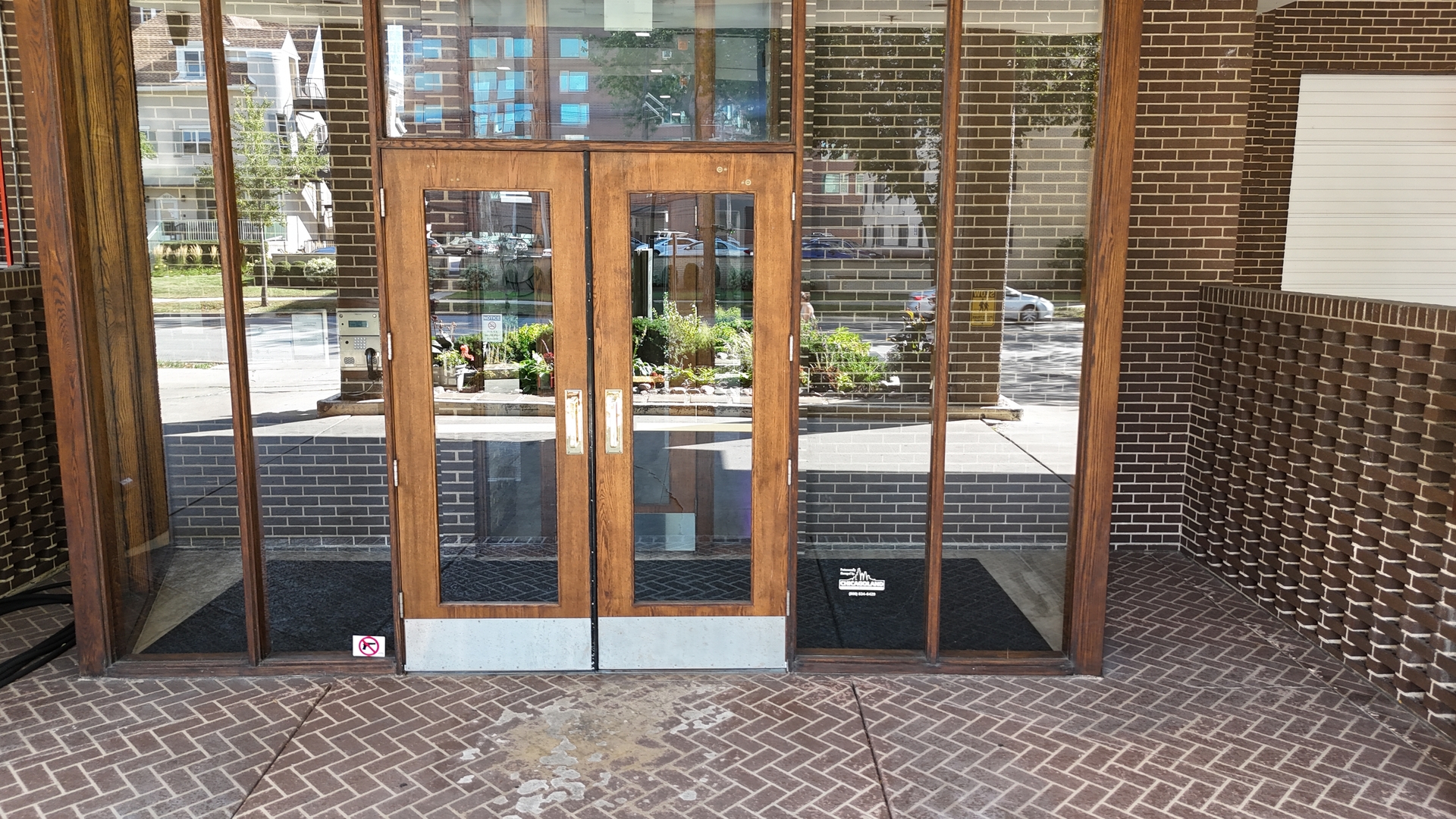 6325 North Sheridan Road, Unit 2003 Chicago, IL 60660 - Photo 2 of 17 a view of entrance gate of a building with a street