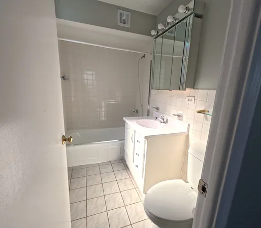 $2,695 | 6325 North Sheridan Road, Unit 2003, Chicago, IL 60660