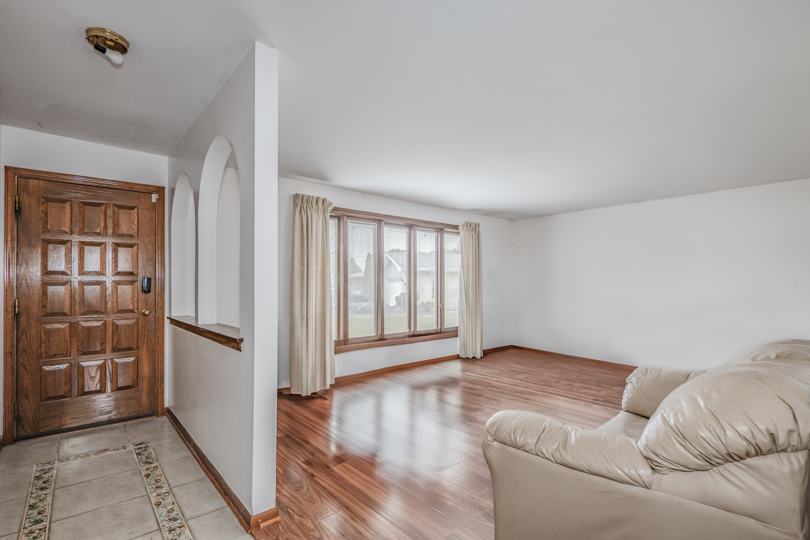 8440 Anvil Place Tinley Park, IL 60487 - Photo 3 of 18 a living room with furniture and a window