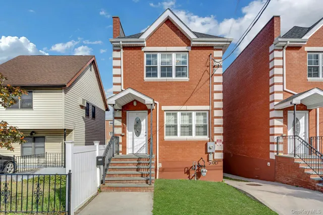 $1,150,000 | 822 Hollywood Avenue | Throgs Neck