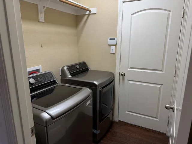 a view of a back yard