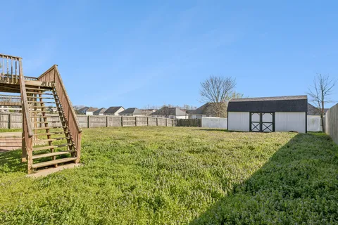 a view of a house with backyard
