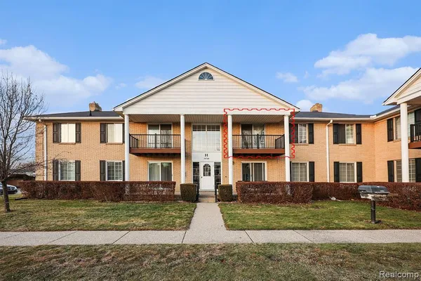 $179,900 | 34720 Huntley Drive, Unit 22, Sterling Heights, MI 48312