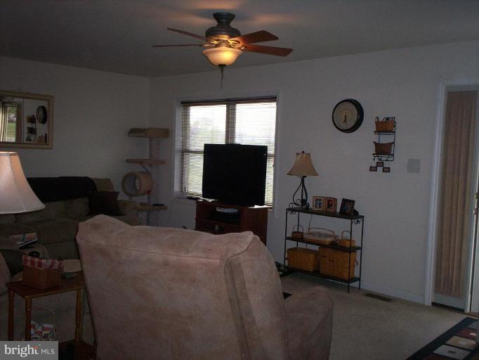 16445 Fairview Road Hagerstown, MD 21740 - Photo 5 of 11 Living Room