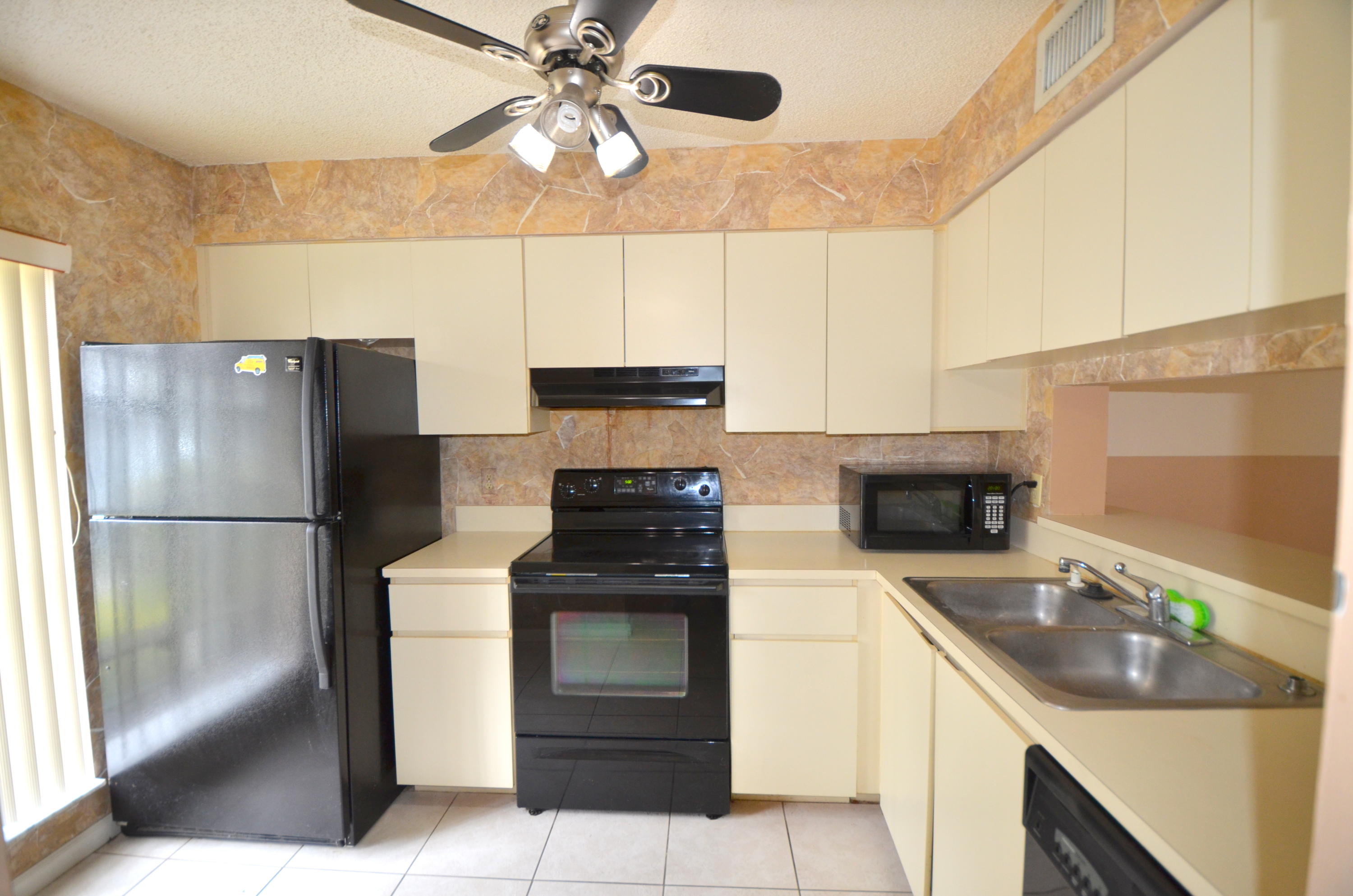 9109 Southwest 21st Street, Unit D Boca Raton, FL 33428 - Photo 3 of 22 DSC_4022