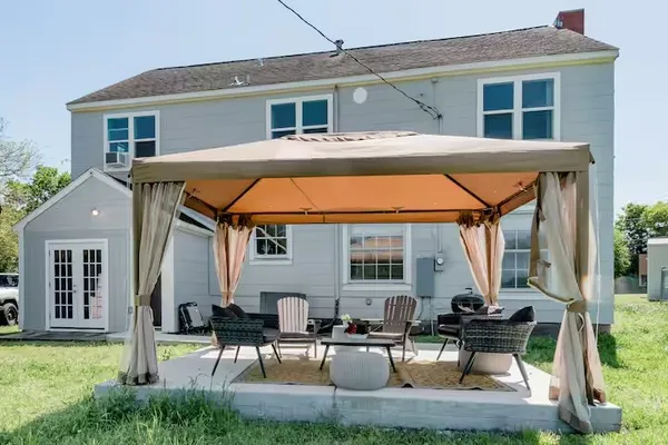 a view of a backyard