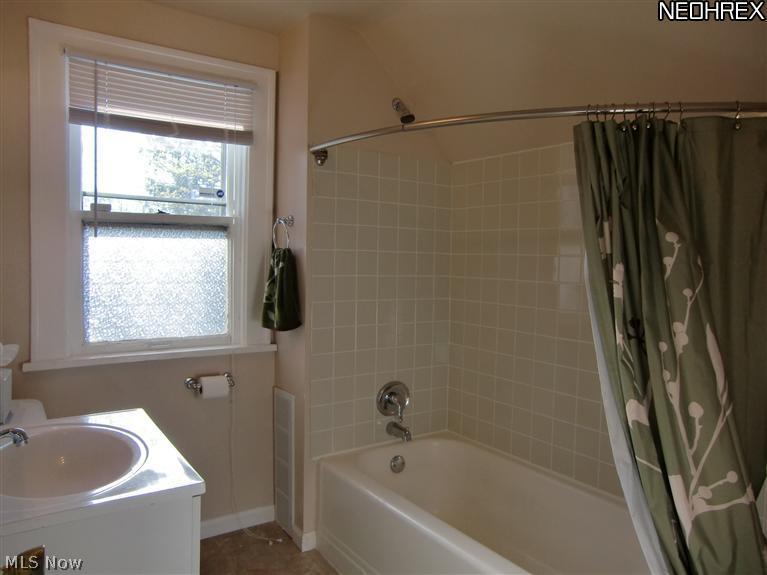 1054 Yellowstone Road Cleveland, OH 44121 - Photo 13 of 19