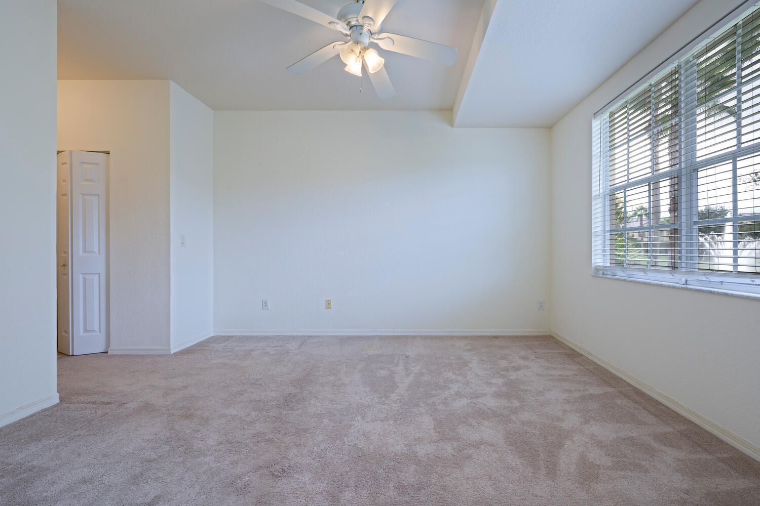 1561 Southeast Hampshire Way, Unit 104 Stuart, FL 34994 - Photo 14 of 23 an empty room with a window