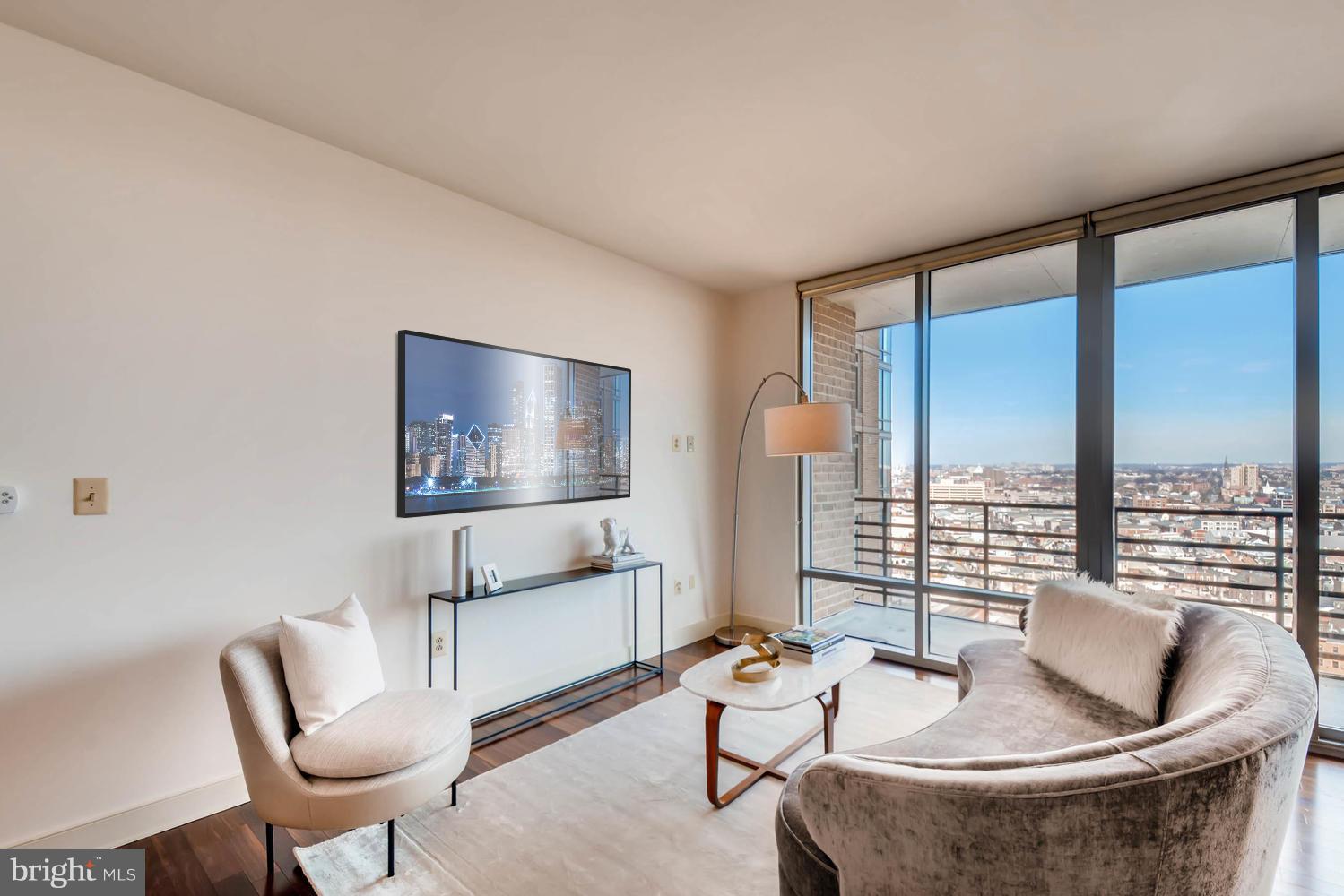 675 President Street, Unit 1806 Baltimore, MD 21202 - Photo 4 of 30 LIVING ROOM