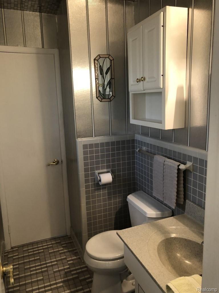 1474 North Van Road Holly, MI 48442 - Photo 12 of 16 12 - Half Bath.JPG