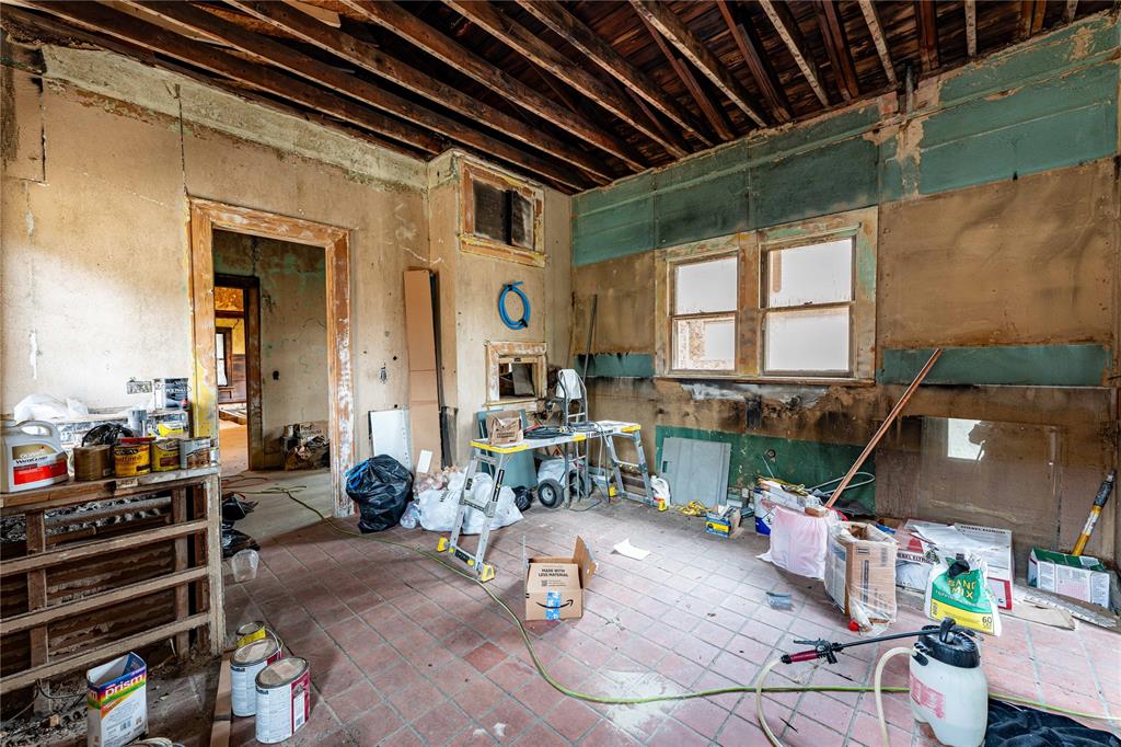 621 South Main Street Paris, TX 75460 - Photo 12 of 30 a living room with furniture