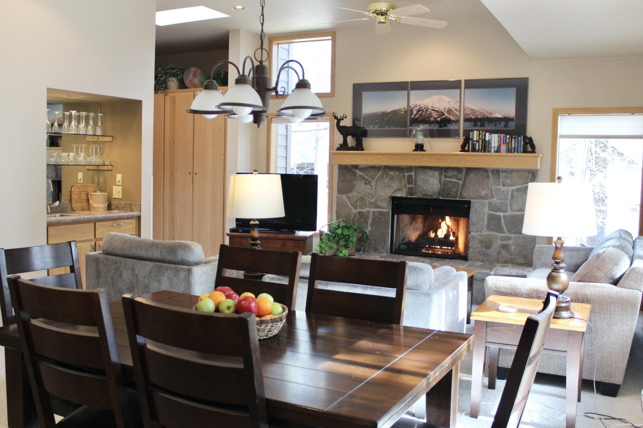 57378 Beaver Ridge Loop, Unit 34D1 Sunriver, OR 97707 - Photo 8 of 25 9-lvrm-Wbar-R34.