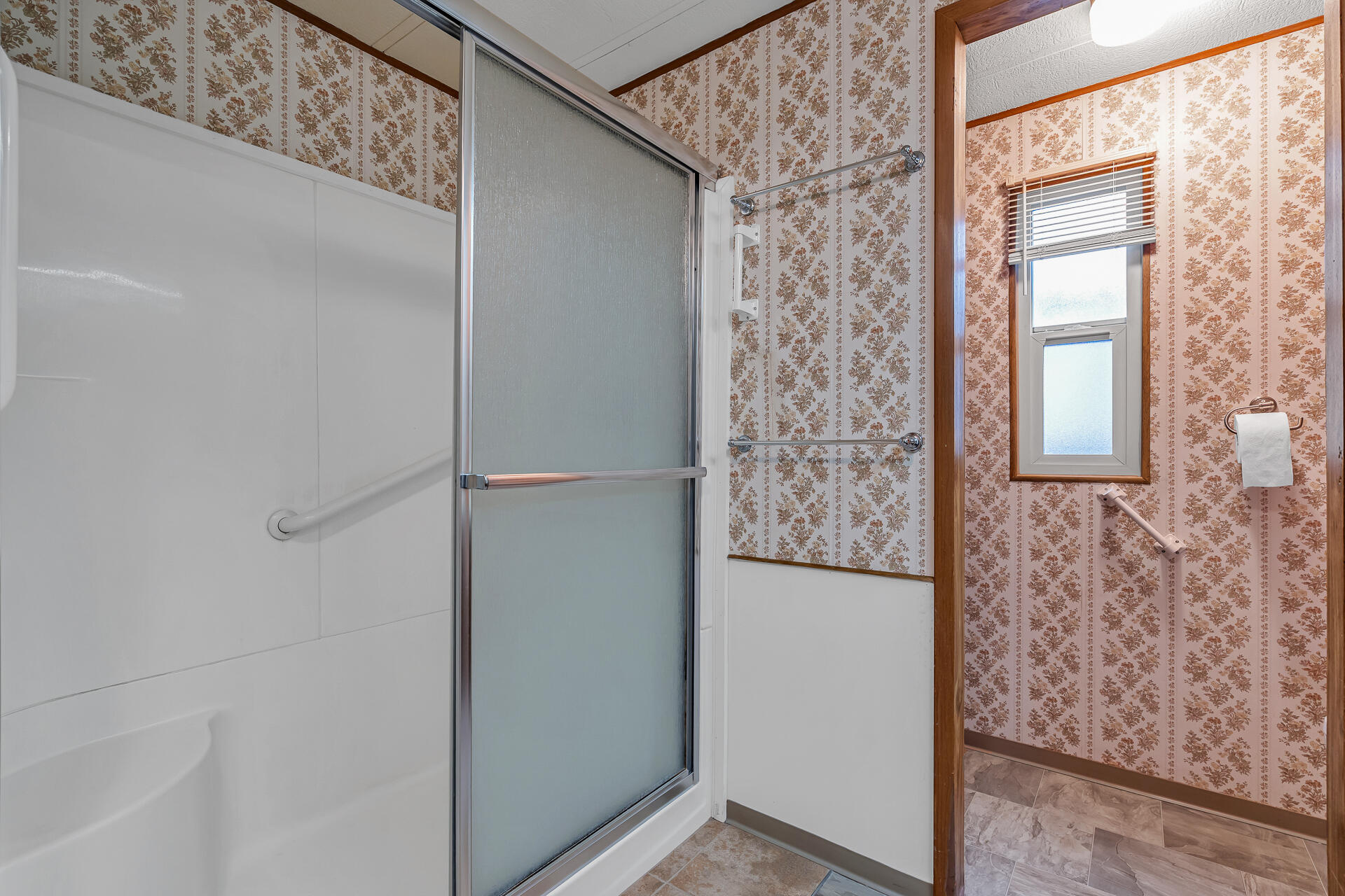 350 Gilmore Road, Unit SPC 88 Red Bluff, CA 96080 - Photo 18 of 31 Stall shower w/ bench
