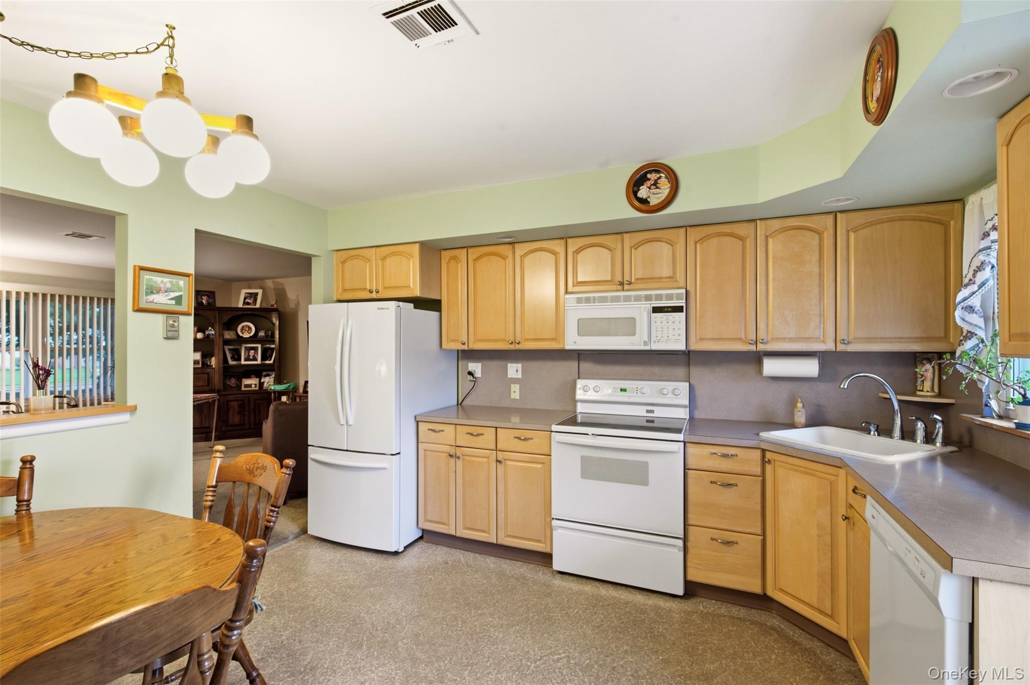238 Blackpool Court, Unit A Ridge, NY 11961 - Photo 4 of 40 Gallery Image 4