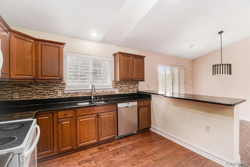 4670 Covington Court Rochester, MI 48306 - Photo 12 of 39