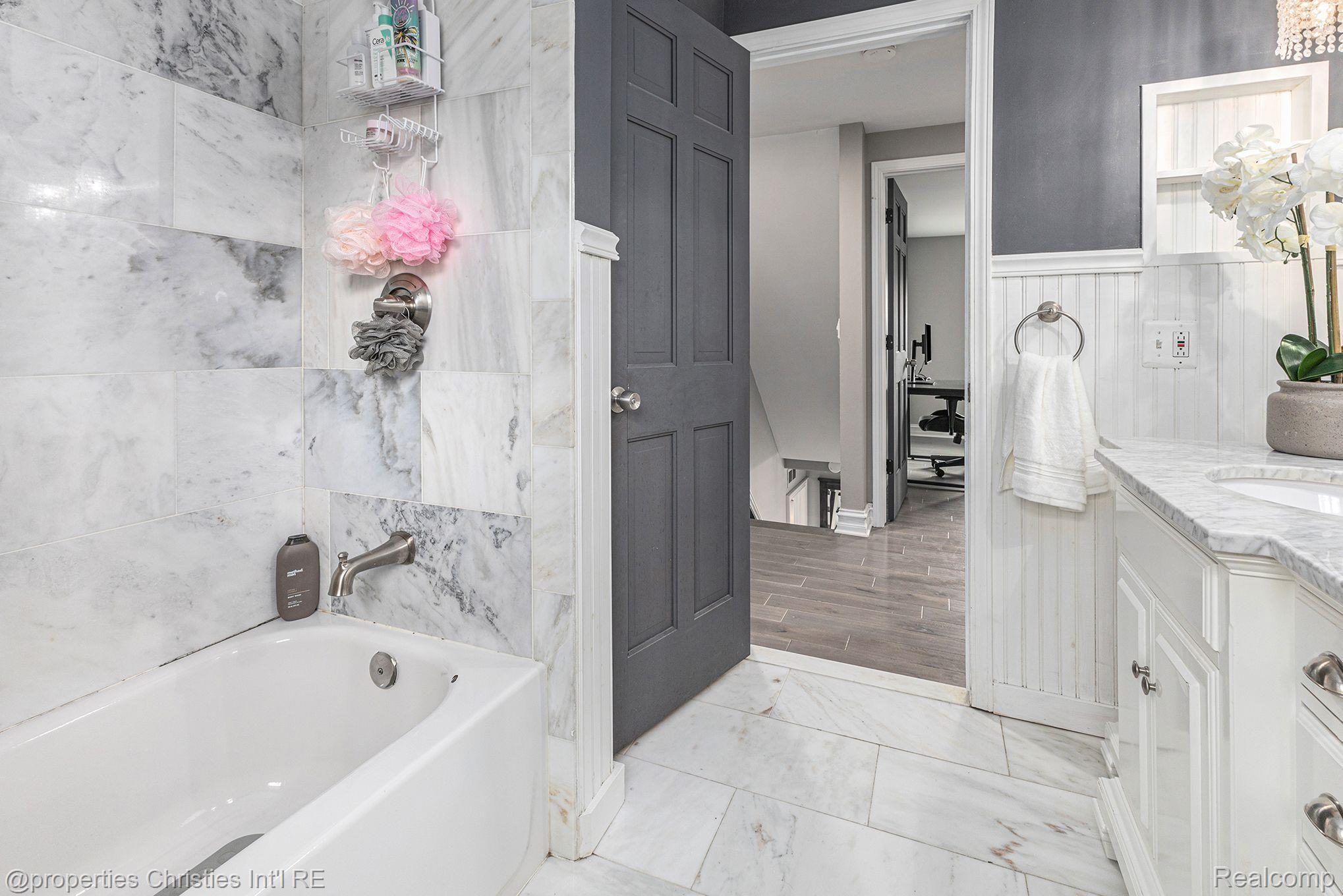 2444 Lassiter Drive Rochester, MI 48309 - Photo 21 of 28 Full Bath