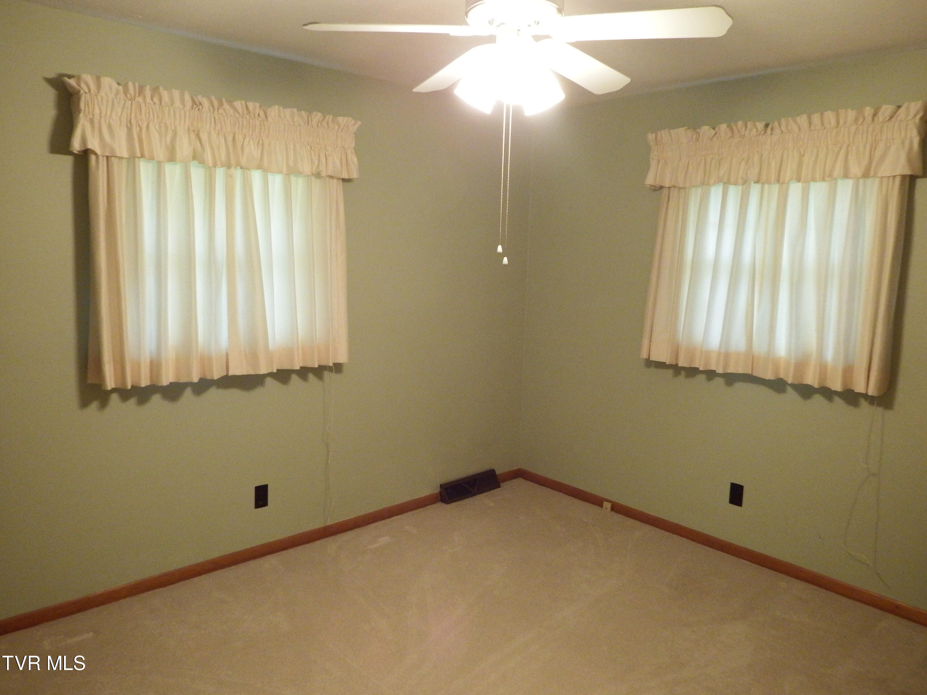 703 Pine Ridge Road Johnson City, TN 37601 - Photo 8 of 17 DSCF0806