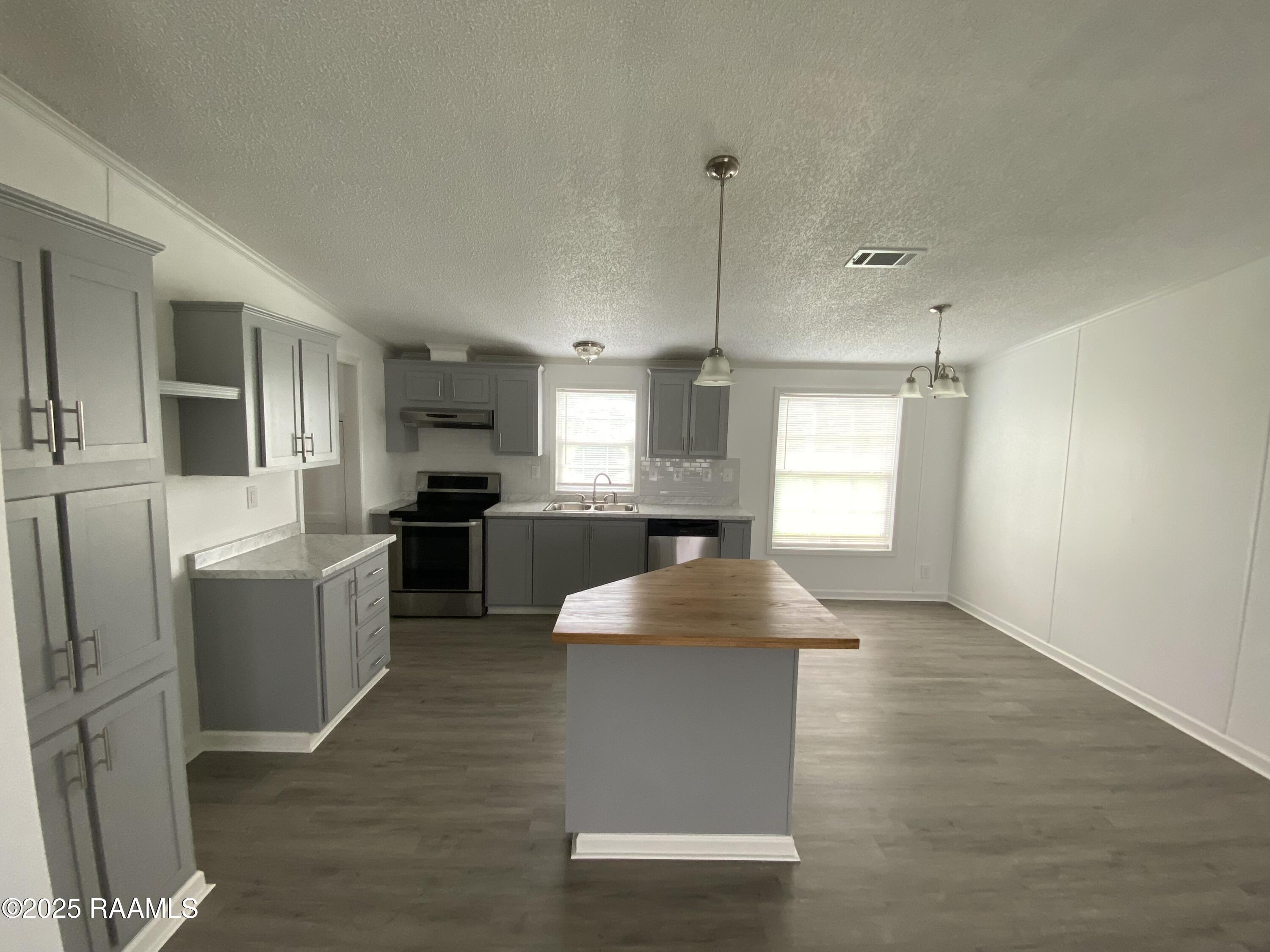 1018 Troy Road New Iberia, LA 70563 - Photo 4 of 16 IMG_2592