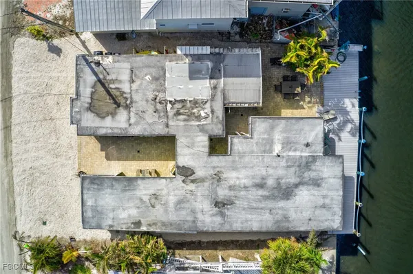 a view of an house with backyard