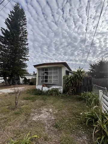 a view of a house with backyard and garden